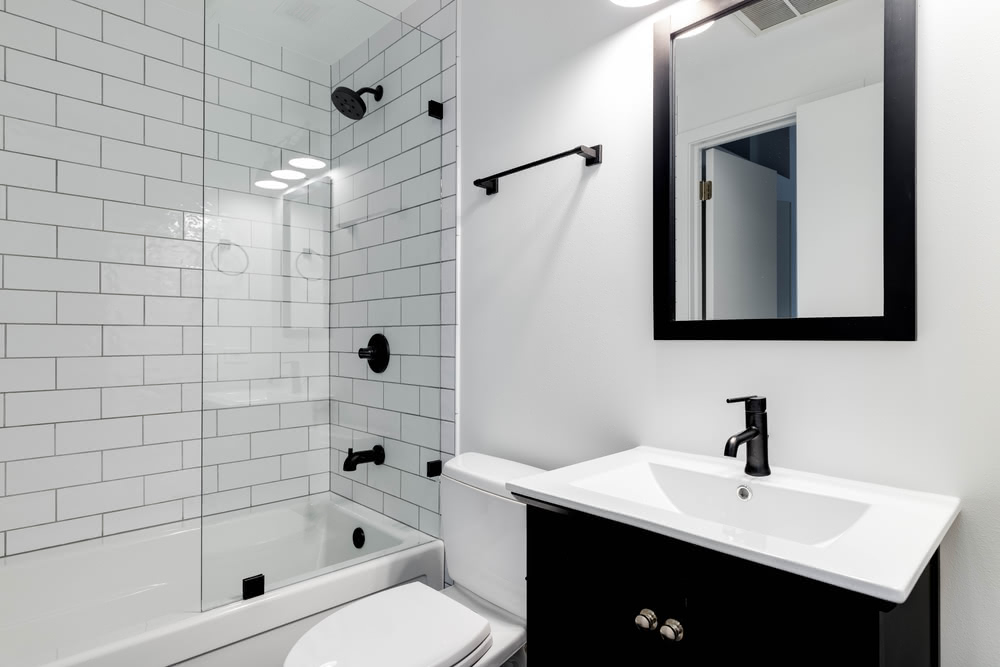 È sempre possibile trasformare la vasca in doccia? 2 Immagine di bagno bianco con dettagli neri 1