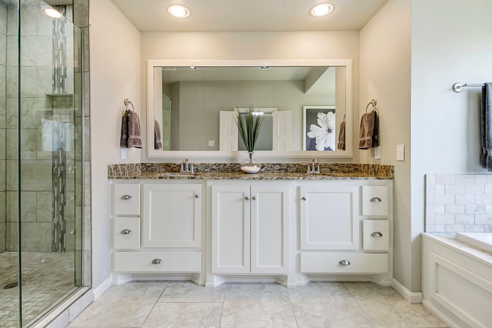 Quali sono i brand per arredare un bagno vintage? 1 Immagine di bagno bianco con specchio