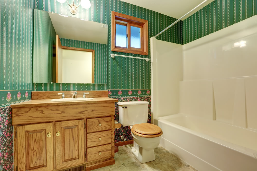 Quali sono i brand per arredare un bagno vintage? 3 Immagine di bagno con parete verde