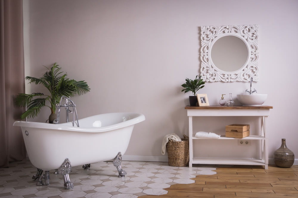 Come unire due pavimenti? 1 Immagine di bagno con pavimento in legno e piastrelle