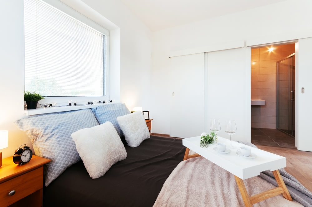 Acquisto Prima Casa: le agevolazioni per il 2024 3 Immagine di camera con finestra e bagno