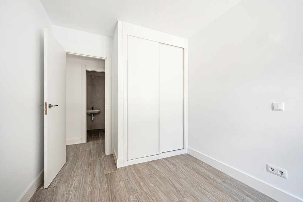 Vantaggi e svantaggi del gres porcellanato 3 Immagine di camera da letto con bagno e cabina armadio