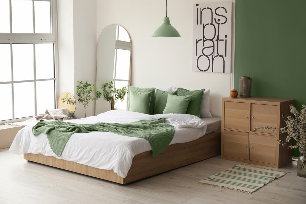 Come arredare una camera da letto? 1 Immagine di camera da letto con parete verde