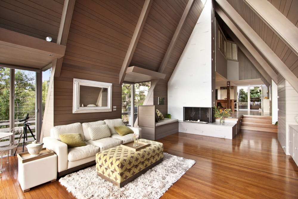 Come riparare un parquet sollevato a causa dell'umidità? 2 Immagine di casa con tetto spiovente