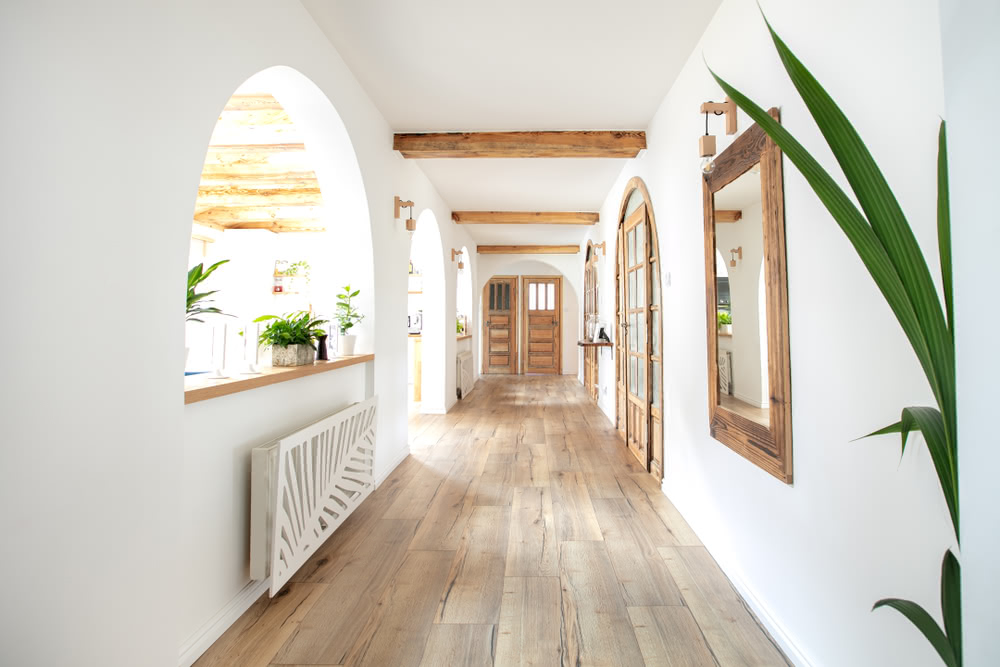 Quale colore di parquet scegliere per gli interni della propria casa? 3 Immagine di corriodio con parquet