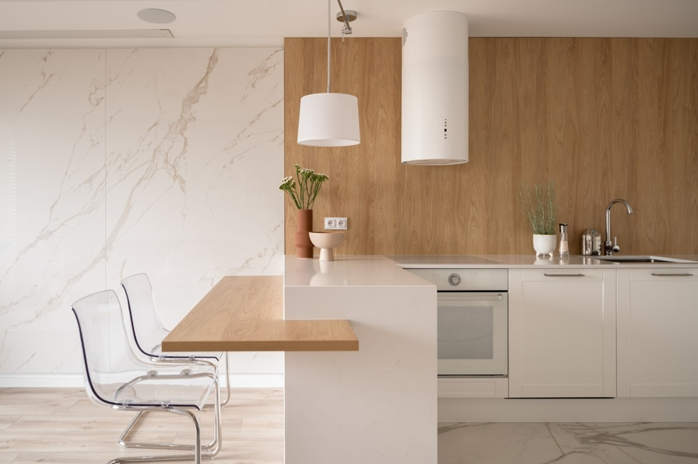 Brand per la cucina: quali scelte fare? 3 Immagine di cucina bianca con parete e bancone in legno