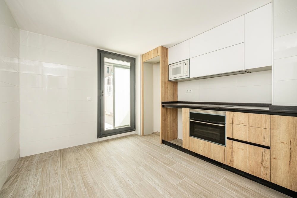 Vantaggi e svantaggi del gres porcellanato 2 Immagine di cucina in legno con parquet chiaro