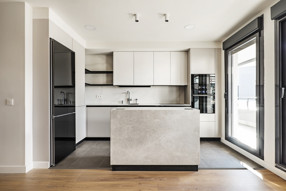 Come dare personalità ad una cucina anonima? 2 Immagine di cucina moderna bianca 1