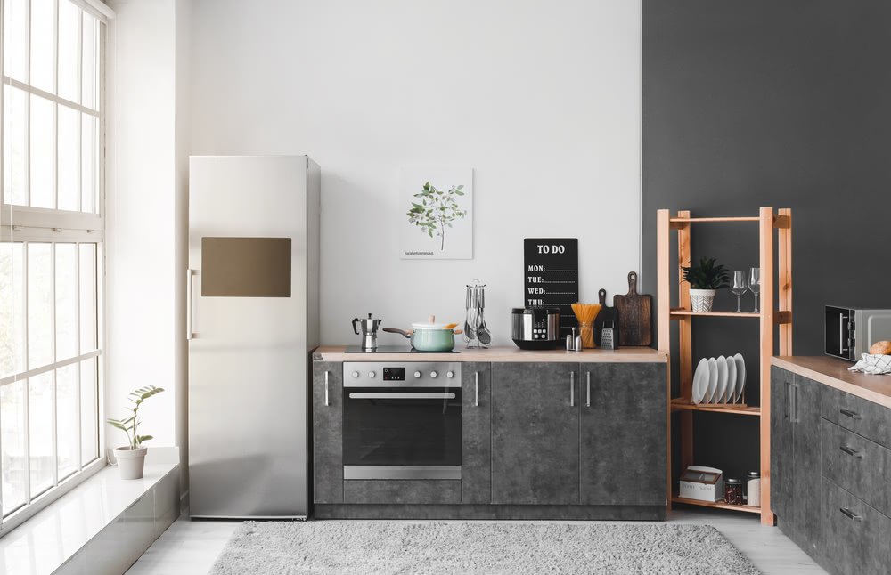 Come arredare una cucina piccola? 2 Immagine di cucina nera con finestra