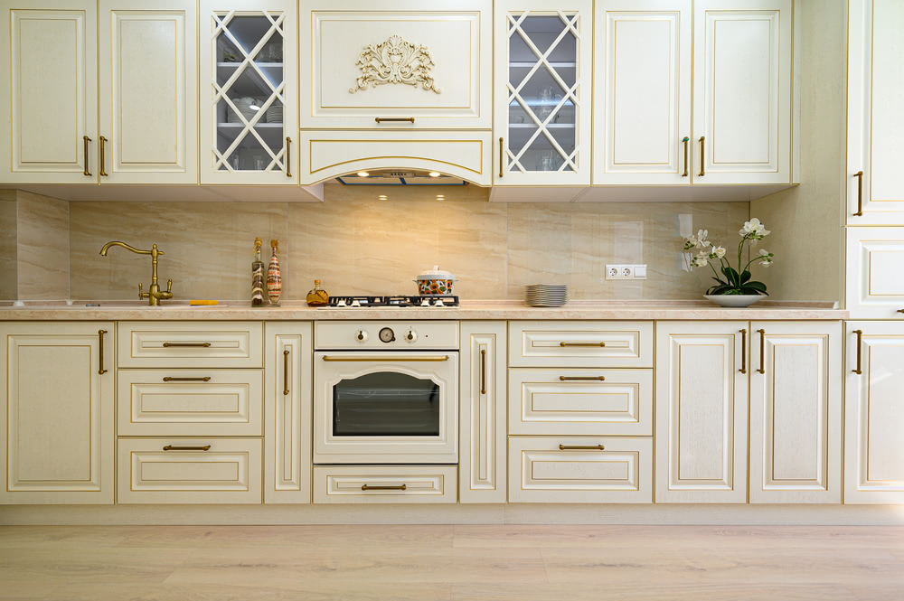 Paraschizzi cucina: quale materiale scegliere? 4 Immagine di cucina rustica chiara