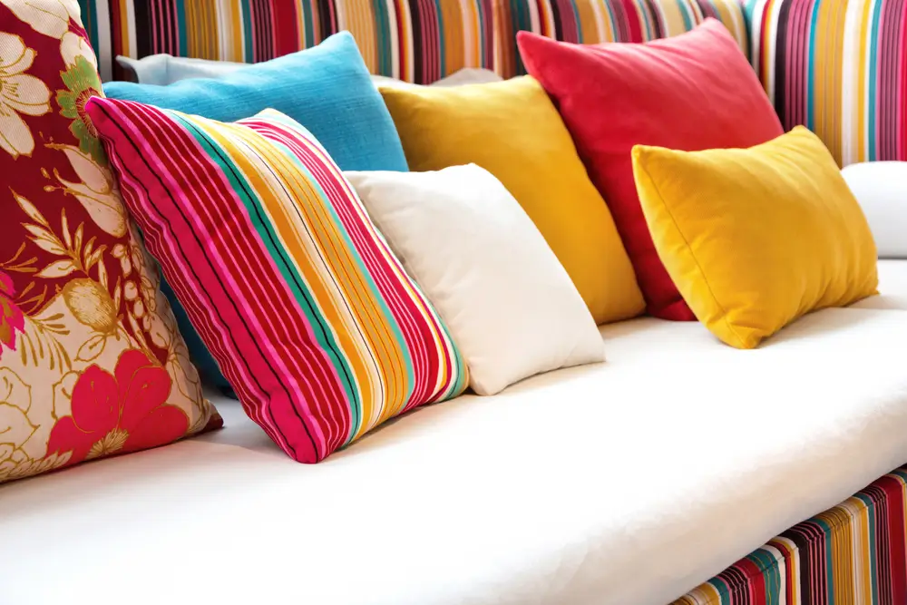Come abbinare i tessuti in casa? 6 Immagine di cuscini colorati