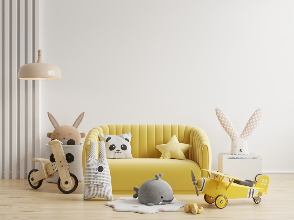 Come arredare la cameretta per bambini? 10 Immagine di divano giallo con giochi bambini