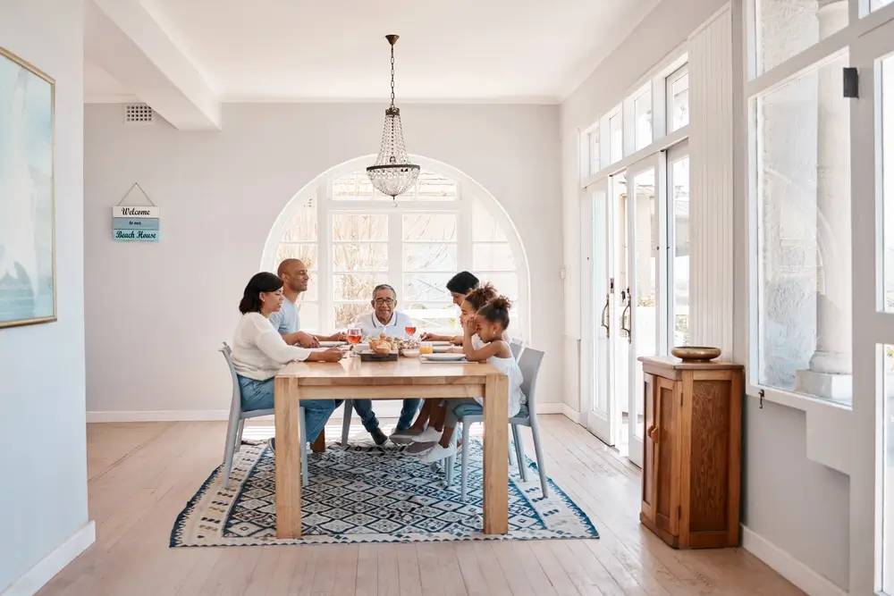 Tavolo da pranzo: i brand consigliati per ogni stile 3 Immagine di famiglia tavolo
