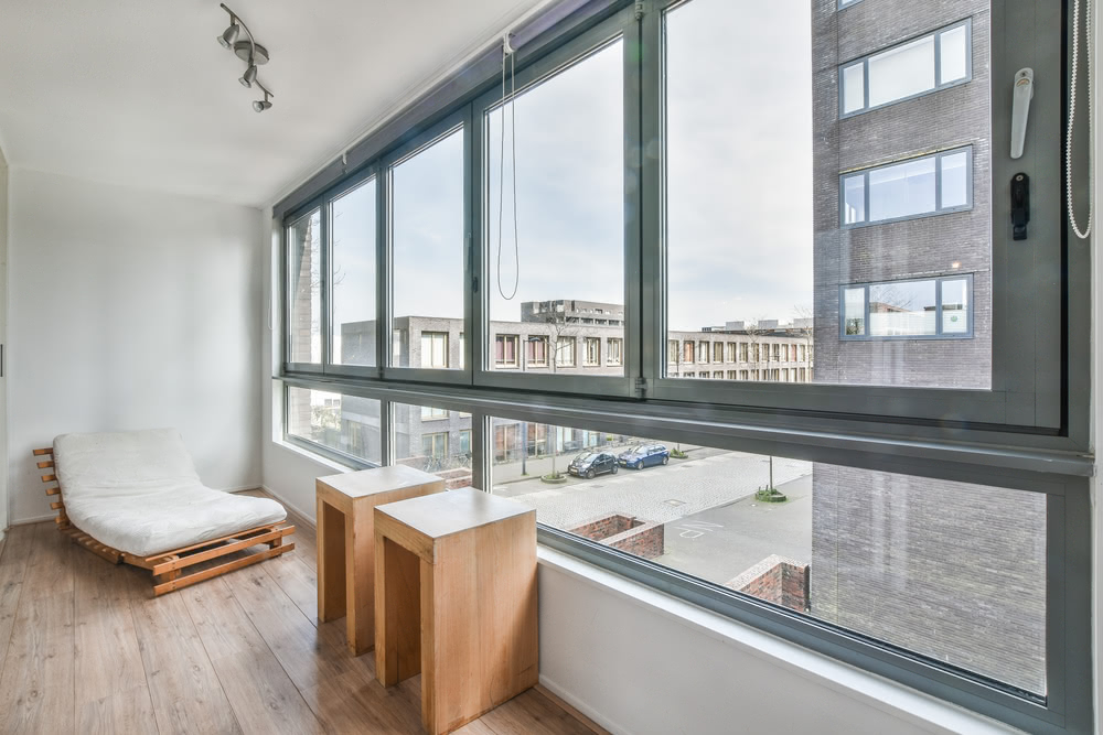 È sempre possibile costruire una veranda per chiudere il balcone? 3 Immagine di infissi acciaio