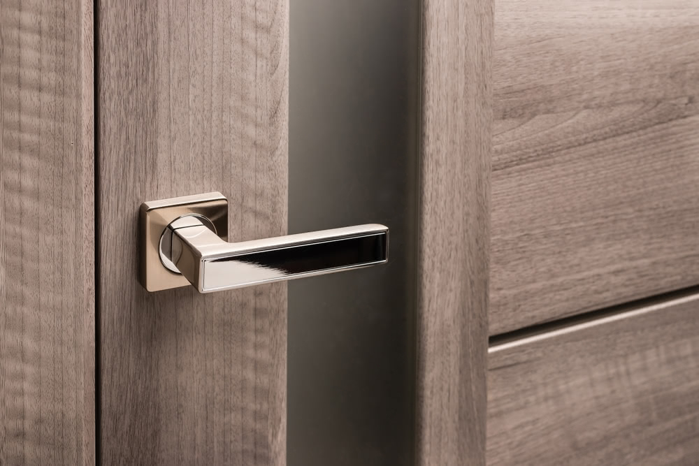 Porte in legno per interni: scelta giusta o sbagliata? 3 Immagine di maniglia interna