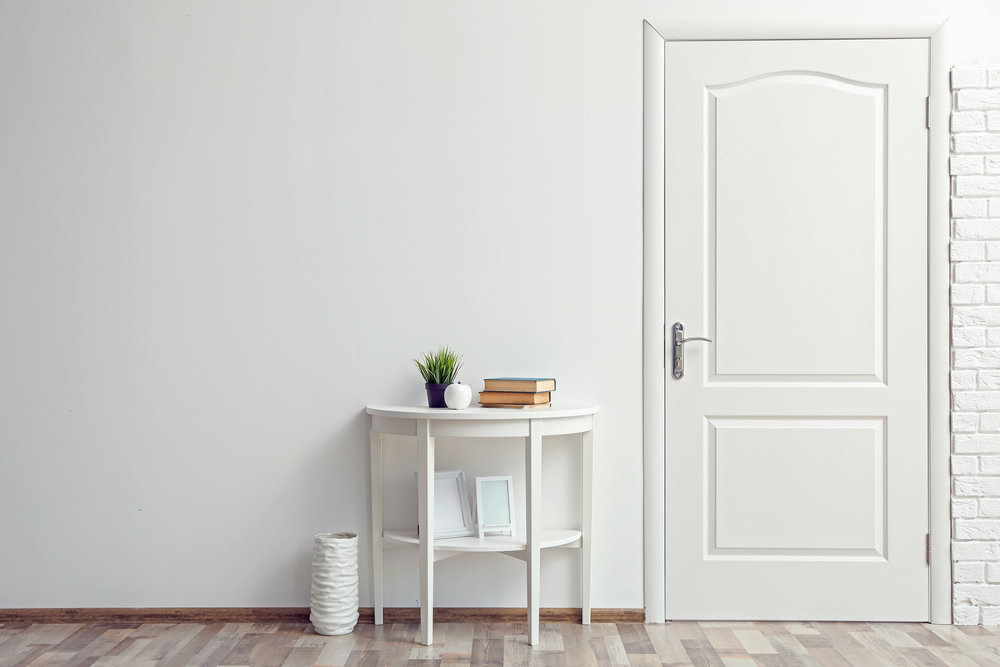 Idee per un ingresso di casa moderno 3 Immagine di parete bianca con mobile