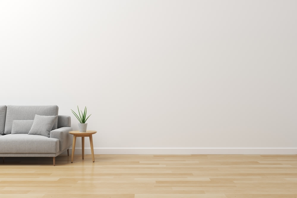 I consigli dell'architetto per riempire una parete vuota in salotto 2 Immagine di parete bianca parquet chiaro