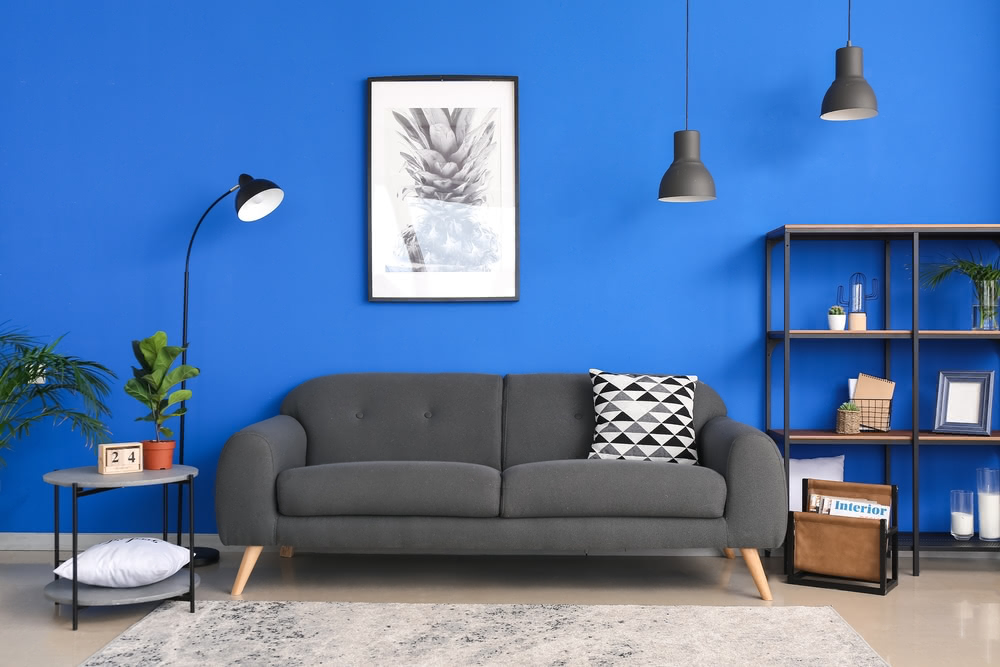 Come arredare la casa con il Blu Navy 2 Immagine di parete blu con divano