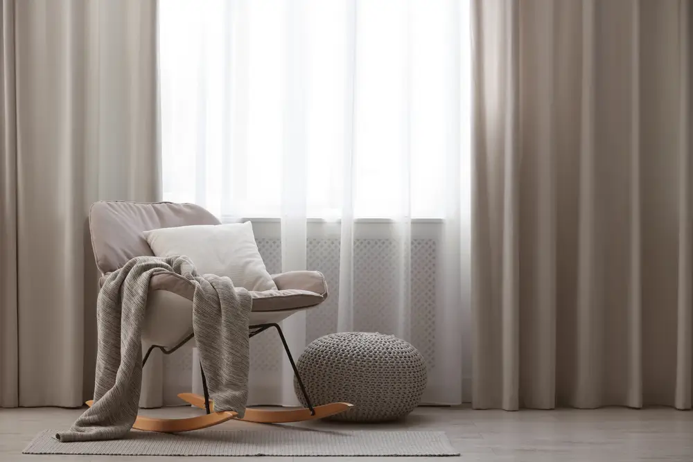 Come abbinare i tessuti in casa? 3 Immagine di tessuti grigi