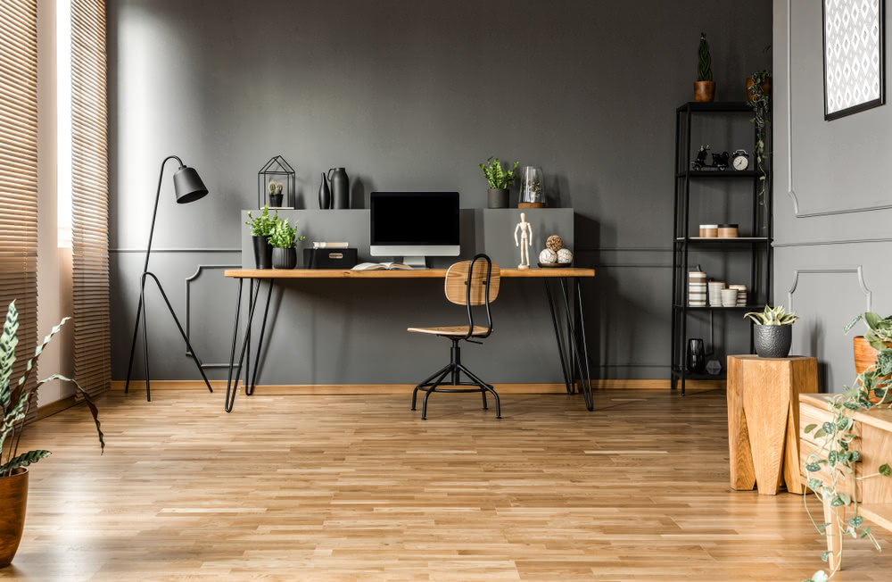 Come ricavare un angolo studio funzionale in casa? 4 Immagine di ufficio con parete scura