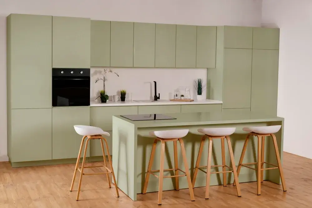 Colori per pareti che danno luce per una casa con poche finestre 2 Immagine di cucina verde