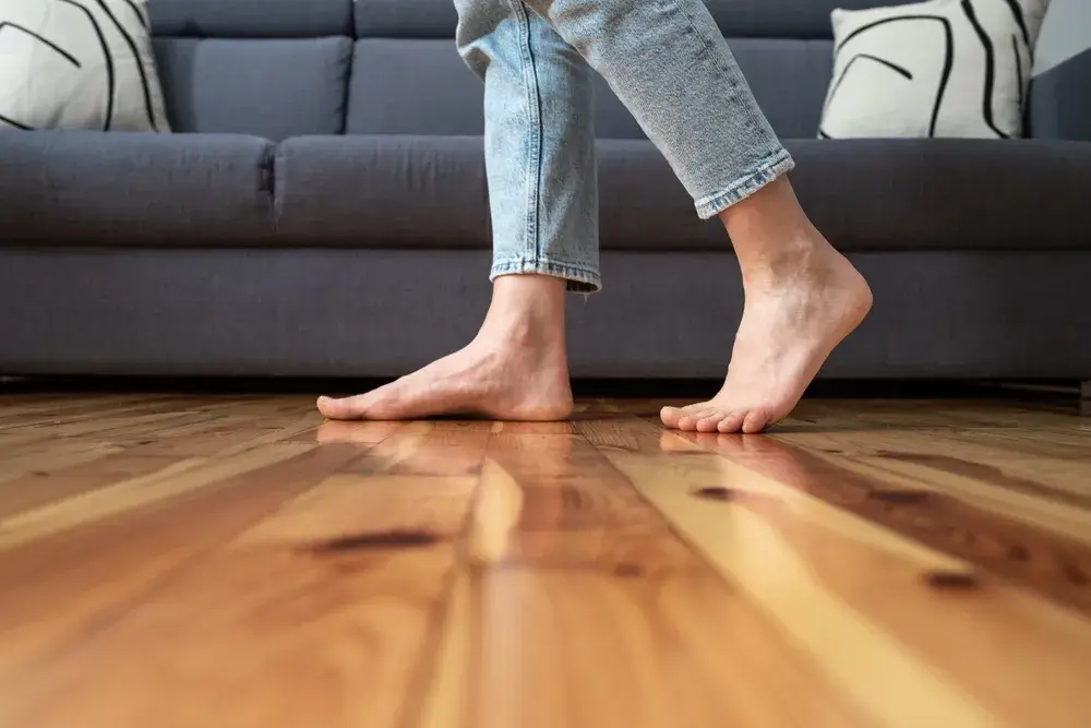 Parquet prefinito, perché adottarlo? 10 Immagine di piedi scalzi parquet