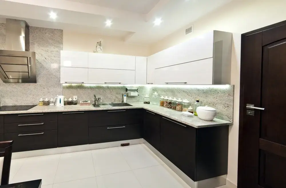 Come rendere funzionale una cucina angolare? 3 Immagine di cucina angolare nera