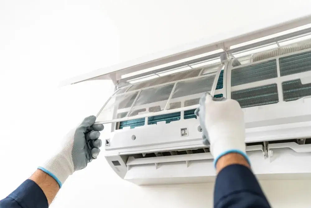 Manutenzione del condizionatore: cosa fa il tecnico? 1 Immagine di manutenzione condizionatore