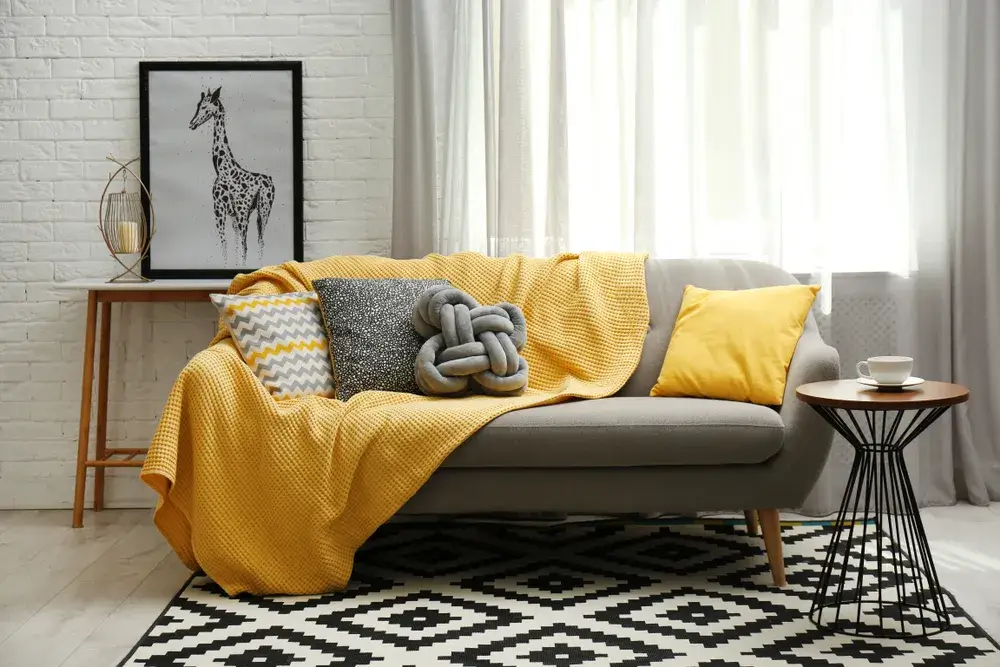 Colori e idee per copridivani di tendenza 4 Immagine di copridivani giallo