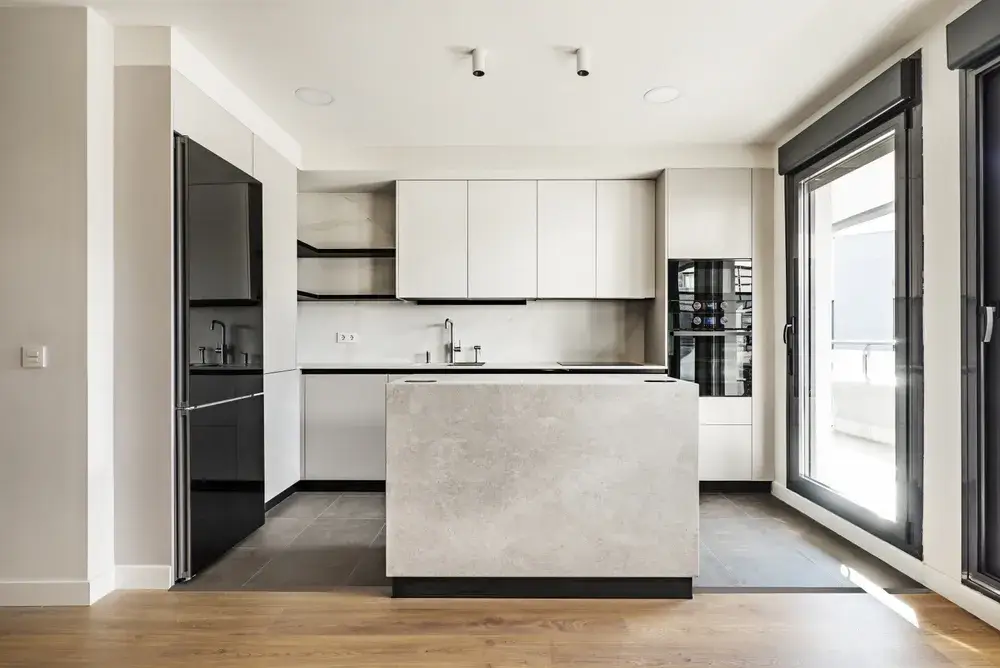 Minimalismo contemporaneo: come arredare la casa senza eccedere 2 Immagine di cucina minimalista