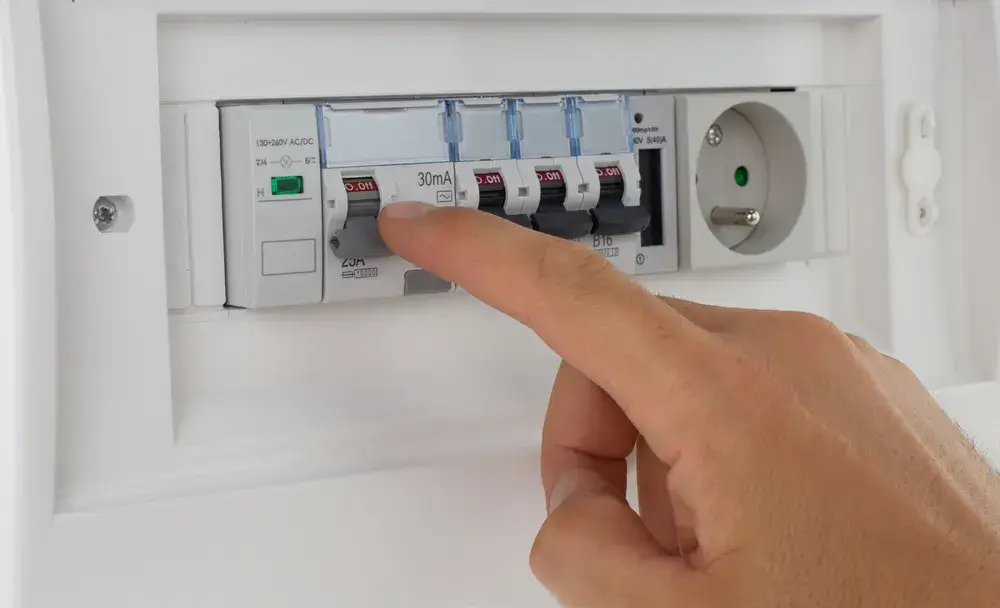 Problemi più comuni degli impianti elettrici 3 Immagine di elettricista casa