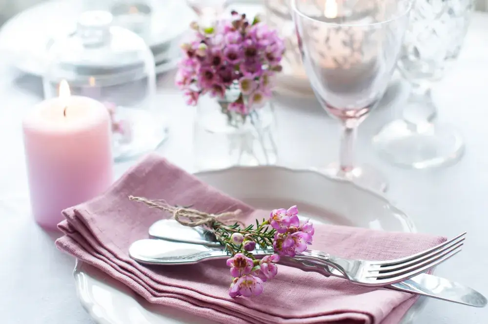 Mise en place: una tavola a colori 11 Immagine di mise en place rosa