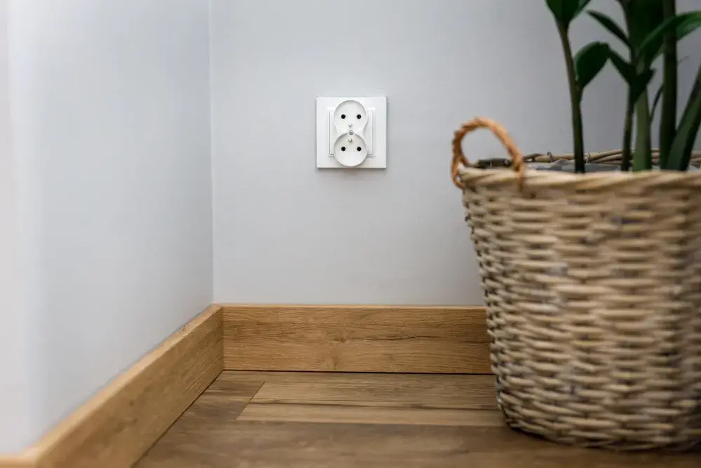 Come nascondere i cavi elettrici in casa mantenendo uno stile impeccabile 3 Immagine di prese e cavi