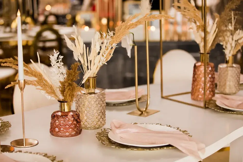 Mise en place: una tavola a colori 3 Immagine di tavola rosa
