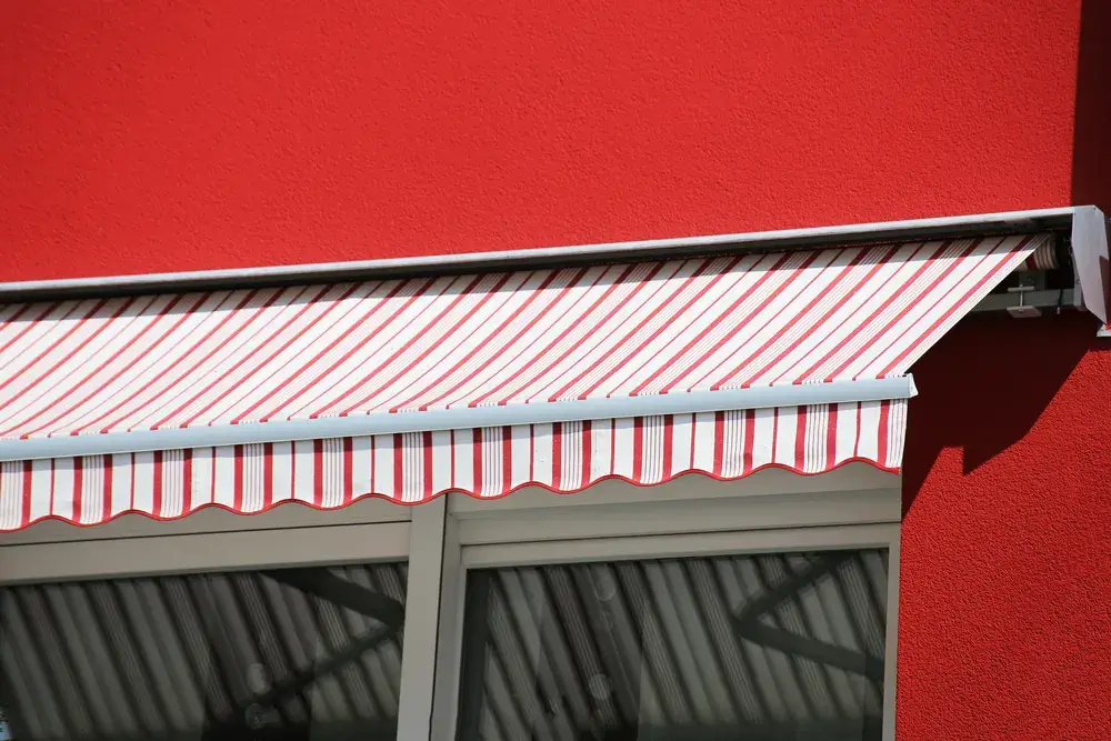 Tende da sole a caduta: vantaggi e svantaggi 2 Immagine di tenda a caduta