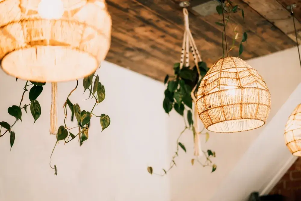 Come illuminare la camera da letto? 4 Immagine di lampadari rattan