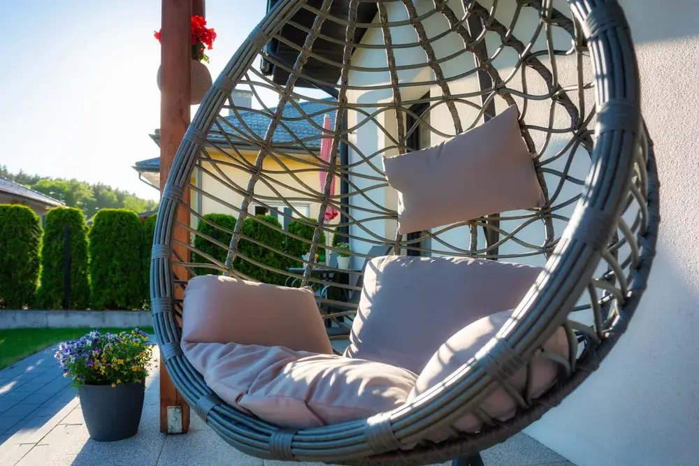 Poltrona sospesa: un modo innovativo per decorare 2 Immagine di poltrona esterno