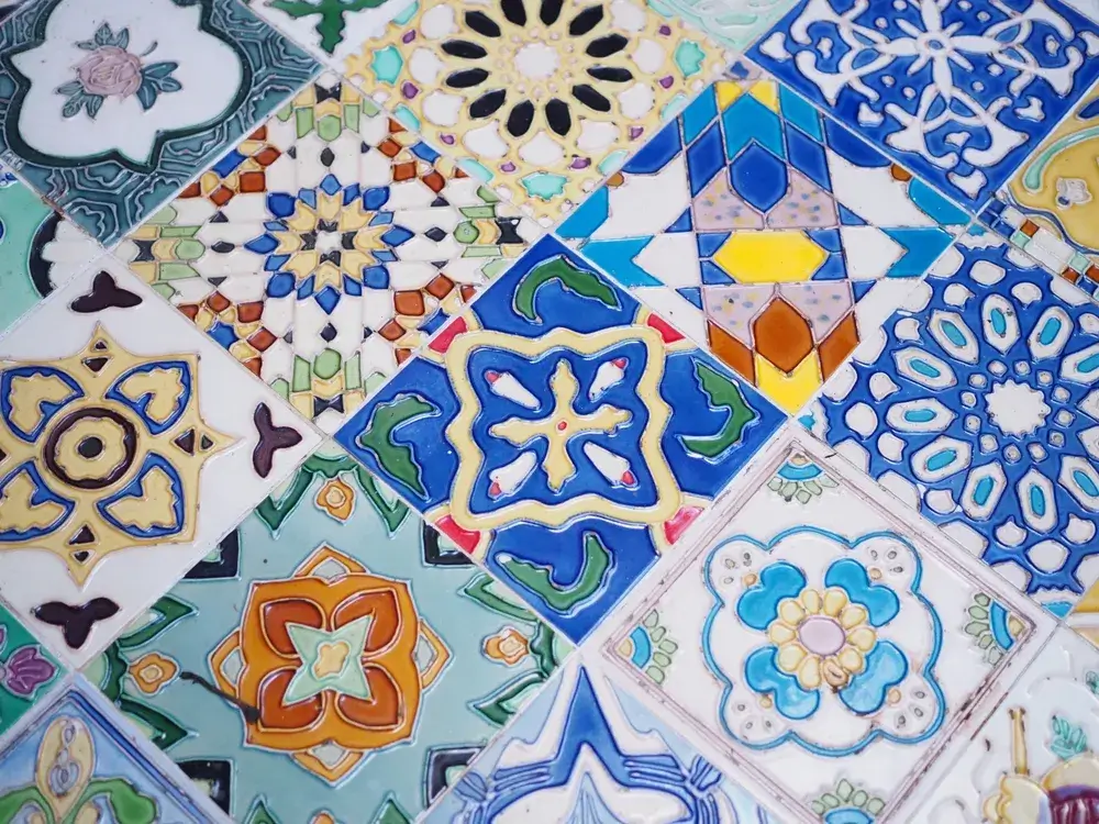 Cersaie 2024: la nuova identità della maiolica 5 Immagine di maioliche colorate