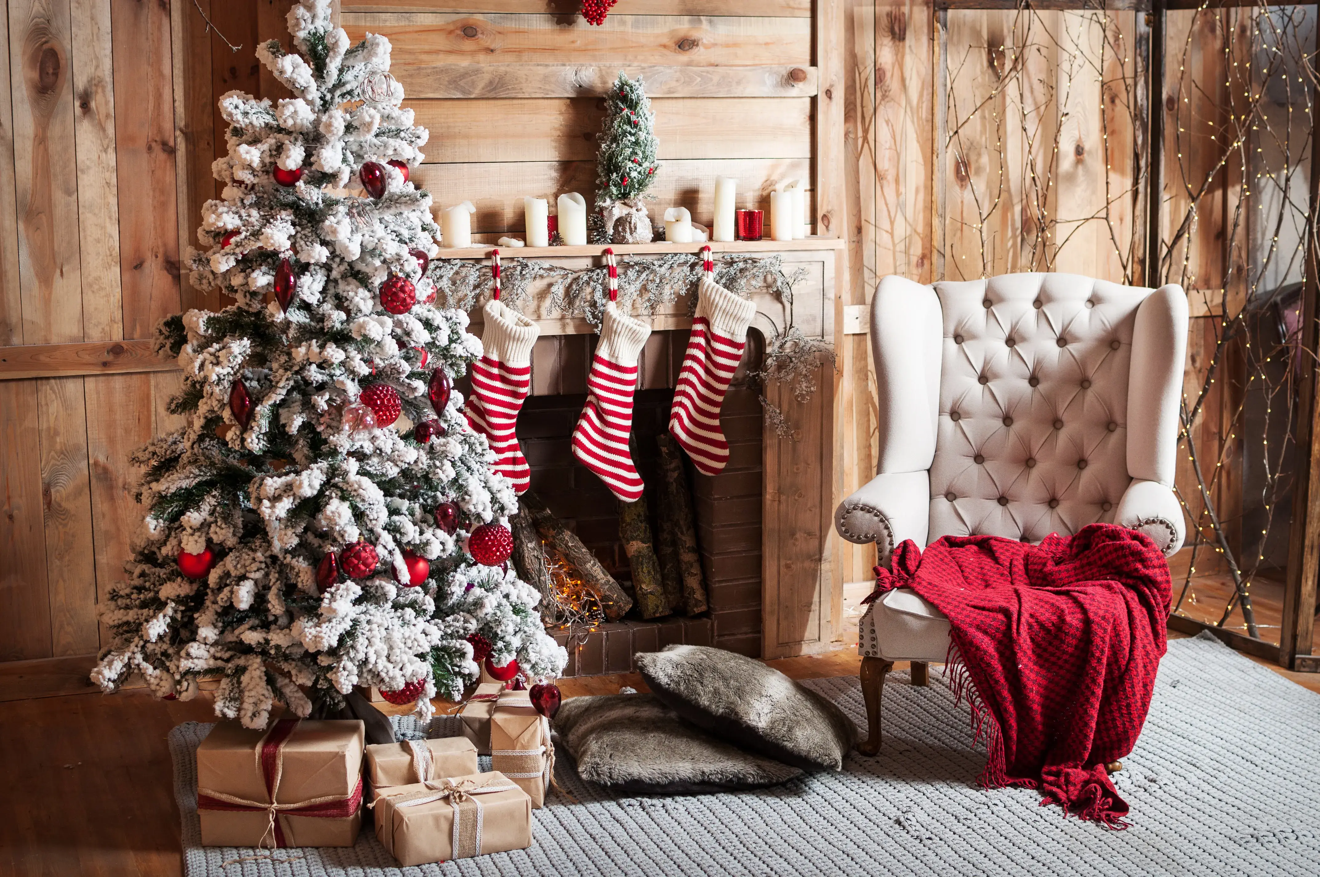 Natale attorno al camino: decorare con i tessuti 3 Immagine di calze camino natale