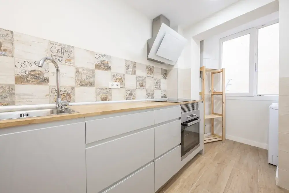 Cucina senza pensili: perché sceglierla? 3 Immagine di cucina senza pensili casa